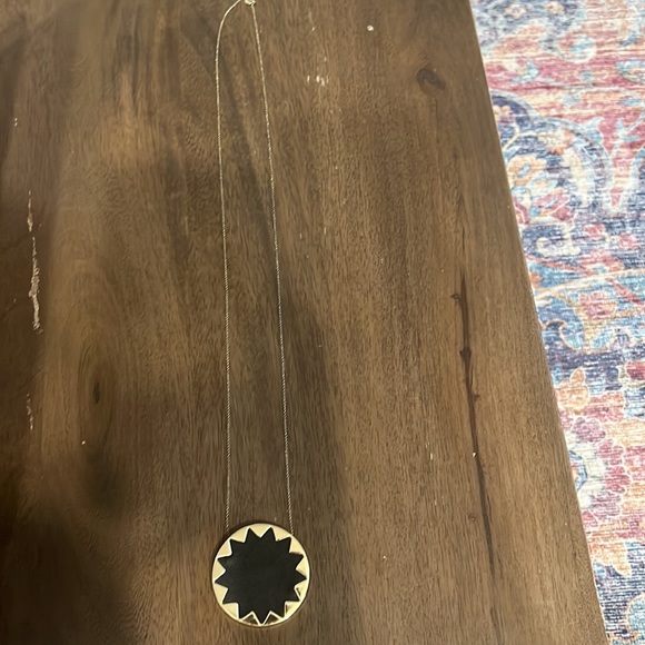 Excellent used condition house of Harlow starburst necklace gold colorway - Picture 3 of 4